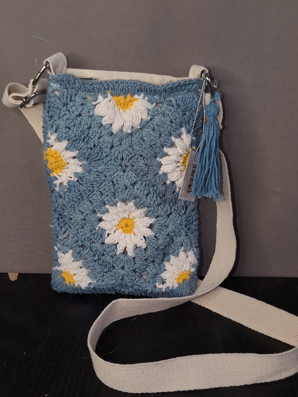 Blue and white daisy-patterned crochet crossbody phone bag- NWT